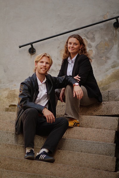 Jonatan Felicia i trappan - Ljusblå media